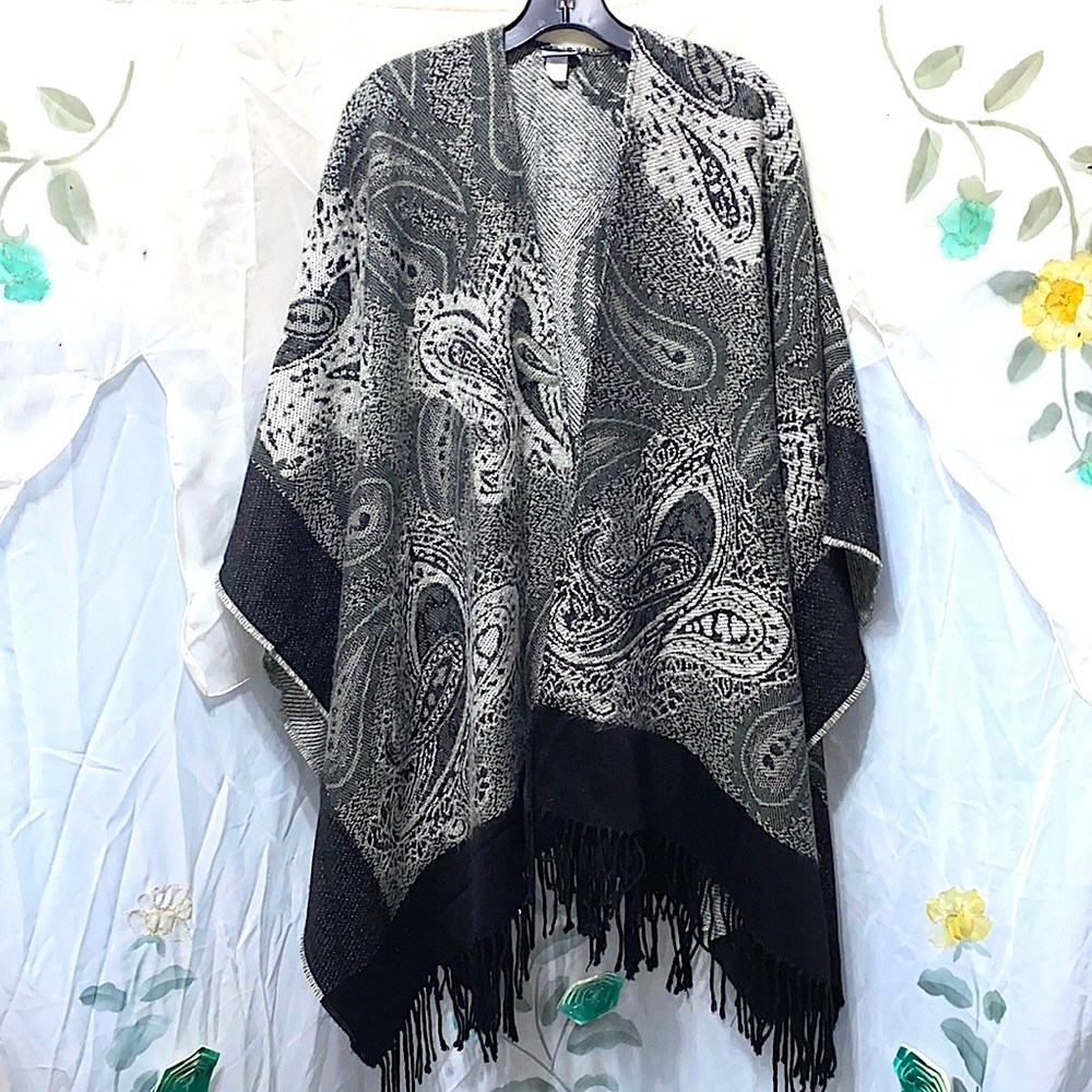 CROFT & BARROW ACRYLIC BLACK/GREY PAISLEY SHAWL CAPE W/FRINGED HEM O/S